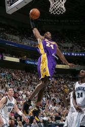 kobe rises to dunk the ball.jpg
