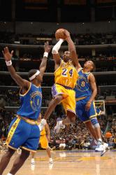 kobe shots between two defenders.jpg