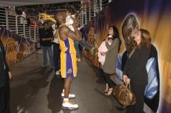 kobe kiss daughter  sonics lakers 1 52 27 am.jpg