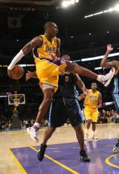 Kobe Bryant throws behind the back pass.jpg