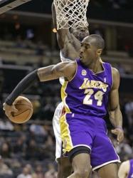 Kobe Bryant does a behind the back pass.jpg