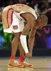 Kobe All Star 2008 Game tying shoelaces.jpg