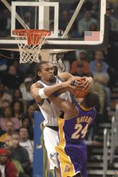 kobe bryant etan thomas fullj.getty    lakers wiz 8 42 30 pm.jpg