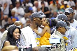 Kobe Bryant kisses his daughter Gianna with Vanessa Bryant alongside.jpg