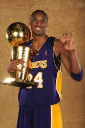 Kobe Bryant holds the Larry O'Brien trophy and 4 fingers.jpg