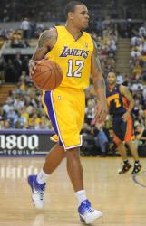 Shannon Brown dribbles the ball in the half court offense.JPG