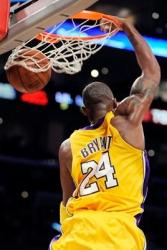 Kobe Bryant reverse slam dunk in the 2009 preseason.JPG