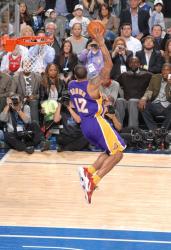 Shannon Brown 1 handed dunk during the 2010 dunk contest.JPG