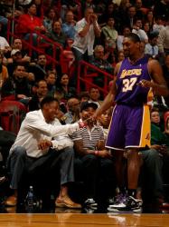 Ron Artest shakes hands with Scottie Pippen.JPG