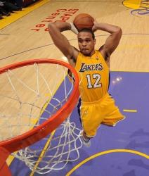 Shannon Brown breakaway 2 handed tomahawk dunk.JPG