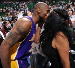 Kobe Bryant exchanges kisses with his mother Pam Bryant.JPG