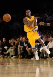 Kobe Bryant fires a pass on the run.jpg