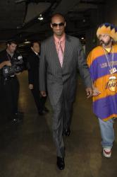 kobe and vic the brick fullj.getty 73920300ab004 suns lakers 4 02 06 pm.jpg