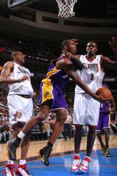 kobe no look pass fullj.getty   lakers sixers 8 15 45 pm.jpg