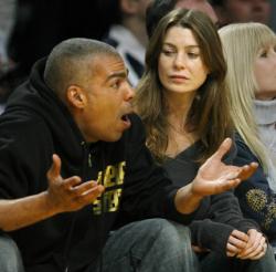 laker-fans-ellen-pompeo-chris-ivery 26945442.jpg