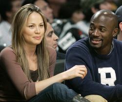 laker-fans-taye-diggs moon-bloodgood-26917157.jpg