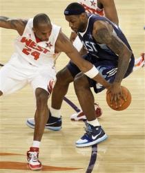 Kobe Bryant pokes the ball away from Lebron James at the All Star Game 2009.jpg
